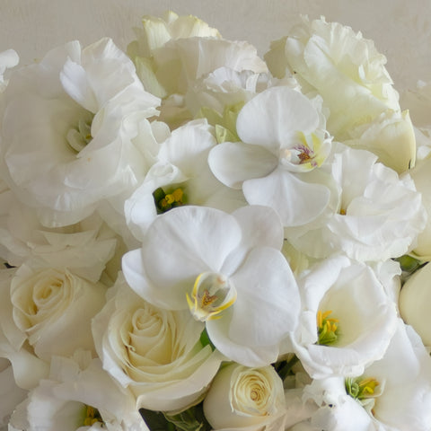 Rosas y Lisianthus en Jarrón