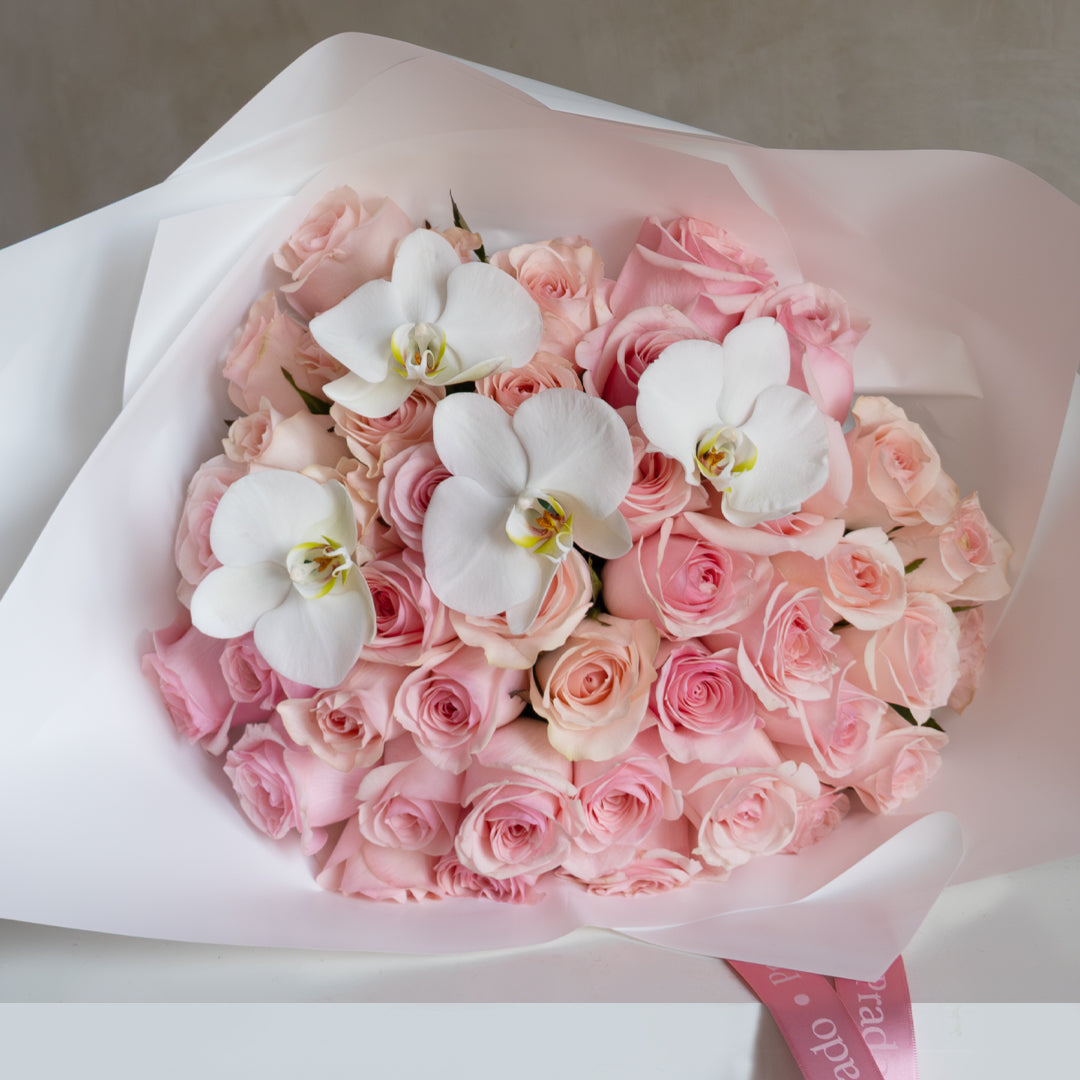 Rosas y Orquídeas en Rosa