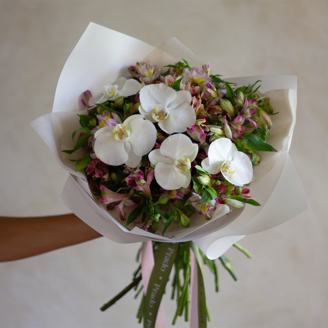 Alstroemeria con orquideas