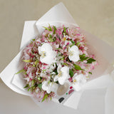 Alstroemeria con orquideas