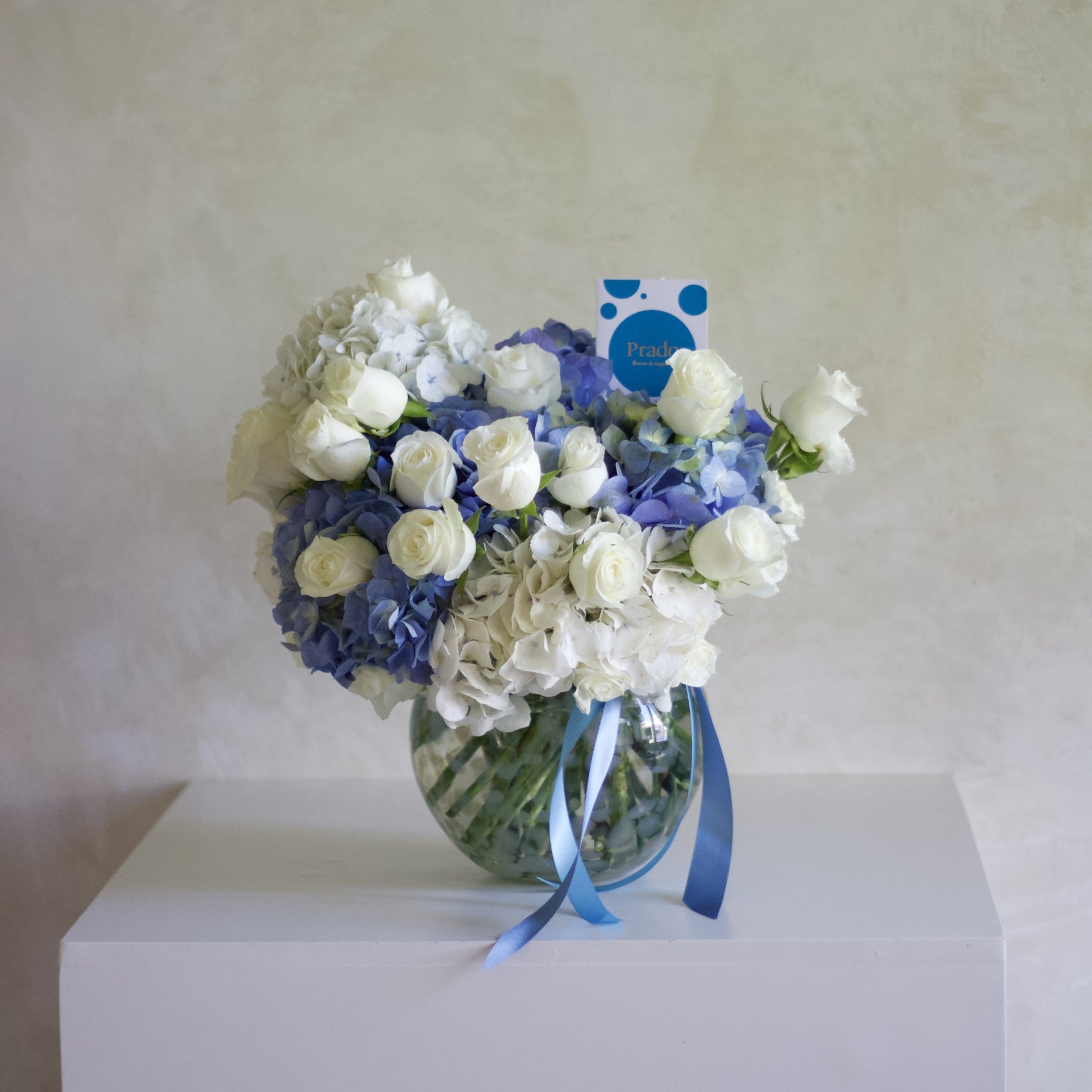 Hortensias y Rosas en Azul