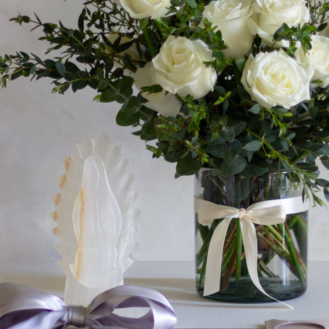 Virgen de Ónix con Rosas Blancas